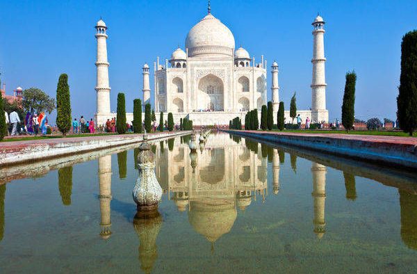 Uttar-Pradesh_Agra_Taj-Mahal_Front-view-of-the-historic-Taj-Mahal